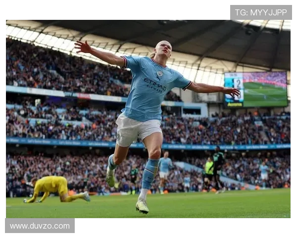 吕迪格庆祝进球拍打皮塔奇头部小将晃动